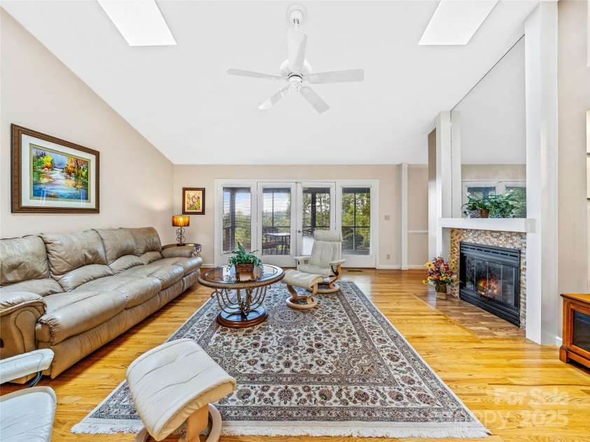 811 Sunlight Ridge, Hendersonville, NC 29792.  MLS# CAR4303140, YatesRealty ID 3551. 