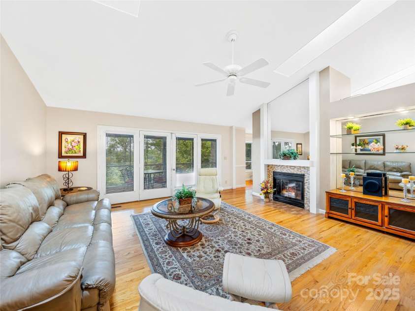 811 Sunlight Ridge, Hendersonville, NC 29792.  MLS# CAR4303140, YatesRealty ID 3551. 