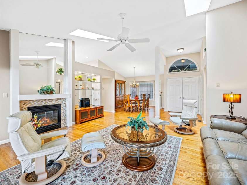 811 Sunlight Ridge, Hendersonville, NC 29792.  MLS# CAR4303140, YatesRealty ID 3551. 