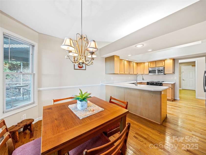 811 Sunlight Ridge, Hendersonville, NC 29792.  MLS# CAR4303140, YatesRealty ID 3551. 