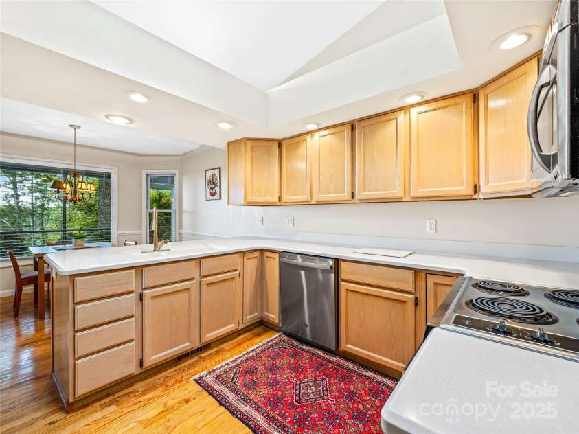 811 Sunlight Ridge, Hendersonville, NC 29792.  MLS# CAR4303140, YatesRealty ID 3551. 