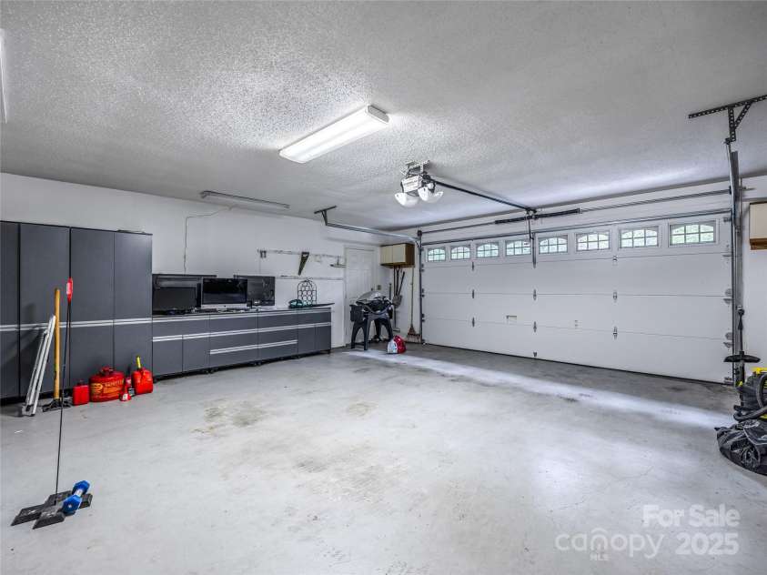 811 Sunlight Ridge, Hendersonville, NC 29792.  MLS# CAR4303140, YatesRealty ID 3551. 