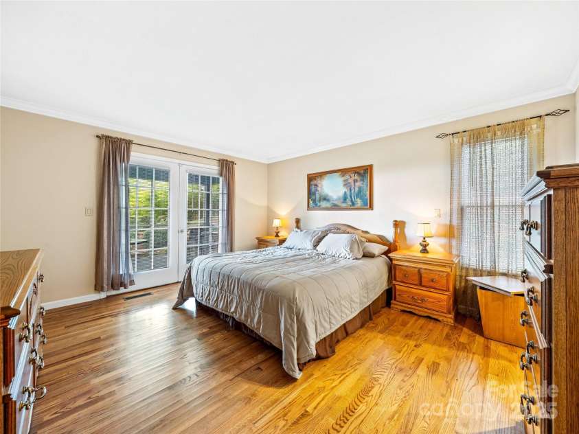 811 Sunlight Ridge, Hendersonville, NC 29792.  MLS# CAR4303140, YatesRealty ID 3551. 
