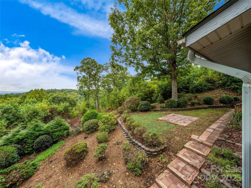 811 Sunlight Ridge, Hendersonville, NC 29792.  MLS# CAR4303140, YatesRealty ID 3551. 