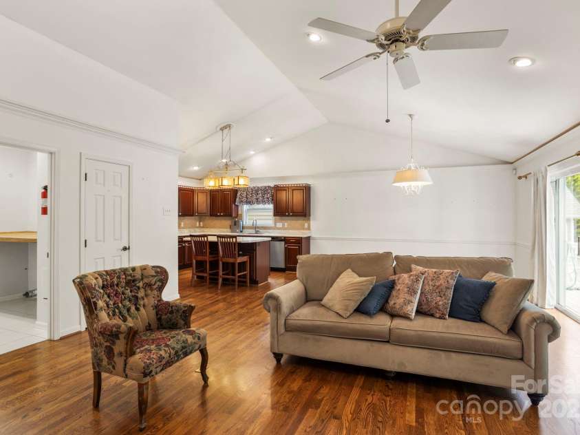 315 Charlestown Drive, Hendersonville, NC 28792.  MLS# CAR4293660, YatesRealty ID 35511. 