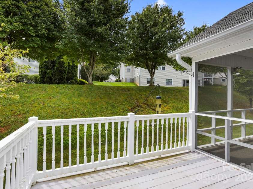 315 Charlestown Drive, Hendersonville, NC 28792.  MLS# CAR4293660, YatesRealty ID 35511. 