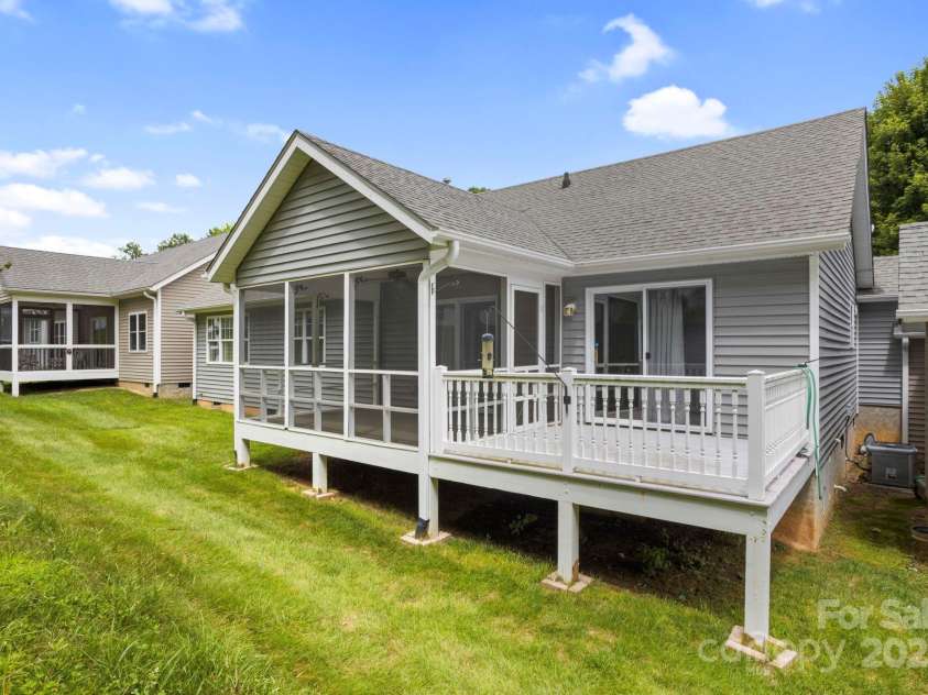 315 Charlestown Drive, Hendersonville, NC 28792.  MLS# CAR4293660, YatesRealty ID 35511. 