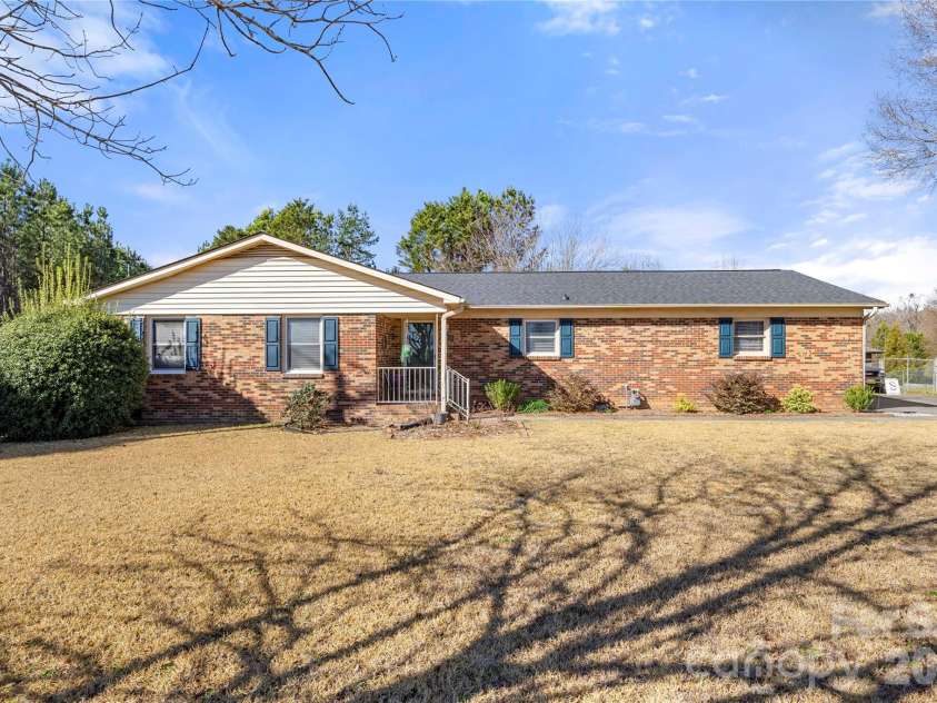 140 Patrick Road, Gastonia, NC 28056.  MLS# CAR4337975, YatesRealty ID 35513. 