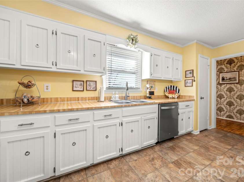 140 Patrick Road, Gastonia, NC 28056.  MLS# CAR4337975, YatesRealty ID 35513. 