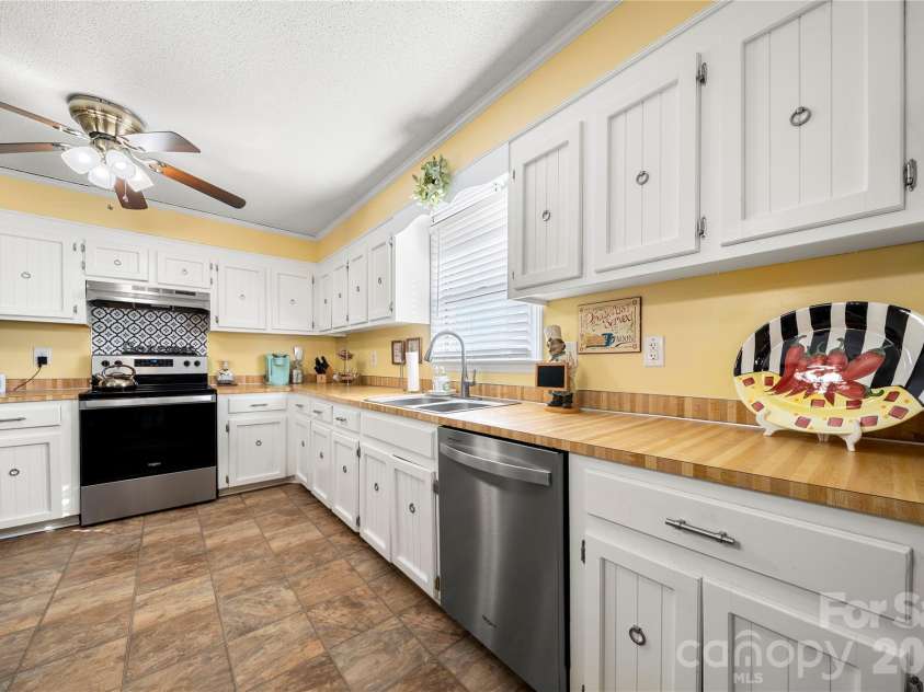 140 Patrick Road, Gastonia, NC 28056.  MLS# CAR4337975, YatesRealty ID 35513. 