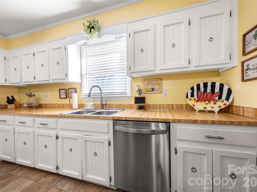 140 Patrick Road, Gastonia, NC 28056.  MLS# CAR4337975, YatesRealty ID 35513. 