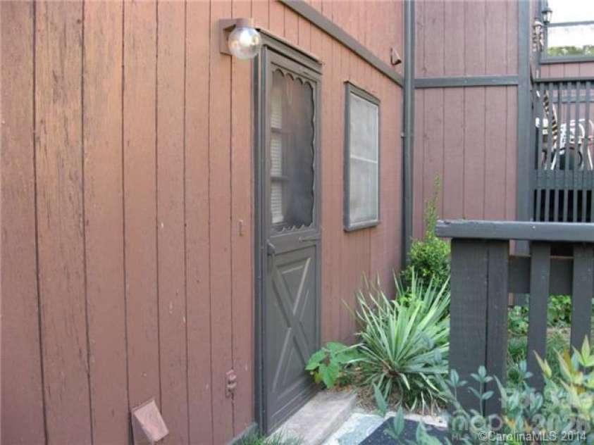 5322 Farm Pond Lane, Charlotte, NC 28212.  MLS# CAR4400346, YatesRealty ID 35513. 