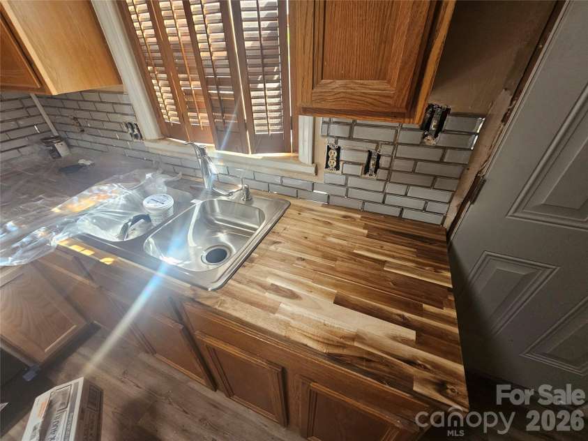 5322 Farm Pond Lane, Charlotte, NC 28212.  MLS# CAR4400346, YatesRealty ID 35513. 