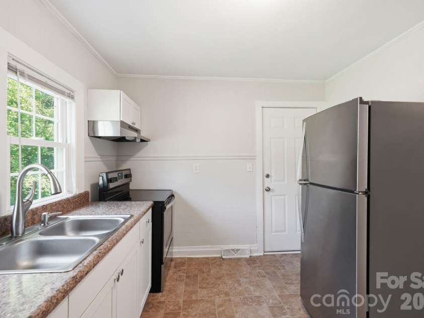 307 Clay Street, Belmont, NC 28012.  MLS# CAR4399871, YatesRealty ID 35518. Kitchen
