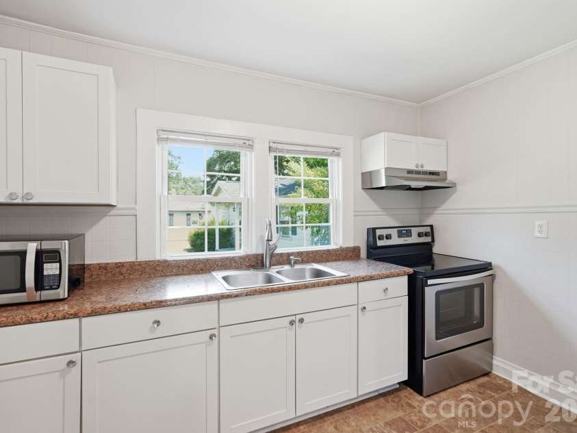 307 Clay Street, Belmont, NC 28012.  MLS# CAR4399871, YatesRealty ID 35518. Kitchen