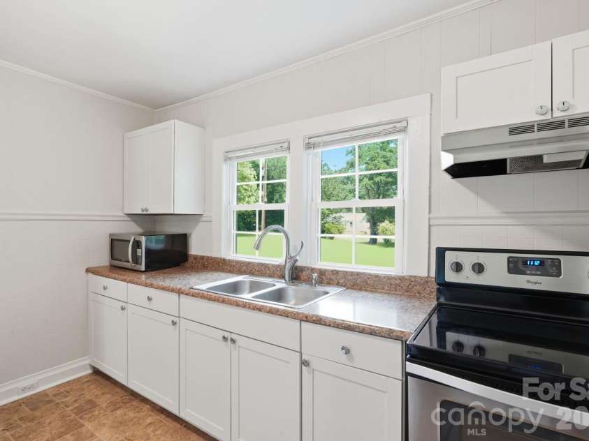 307 Clay Street, Belmont, NC 28012.  MLS# CAR4399871, YatesRealty ID 35518. Kitchen
