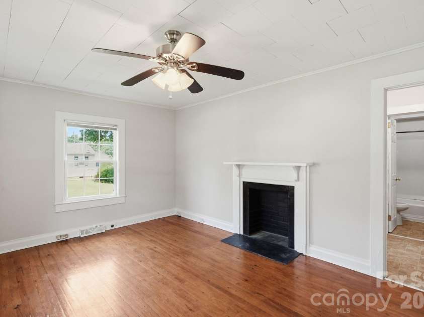 307 Clay Street, Belmont, NC 28012.  MLS# CAR4399871, YatesRealty ID 35518. Living Room