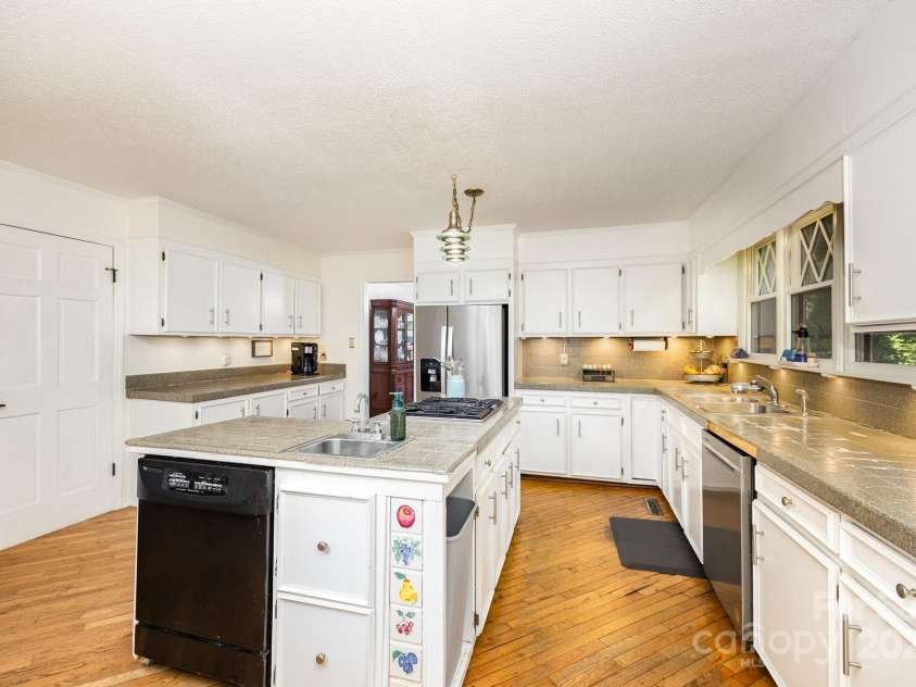330 Camelot Drive, Salisbury, NC 28144.  MLS# CAR4296893, YatesRealty ID 35518. 