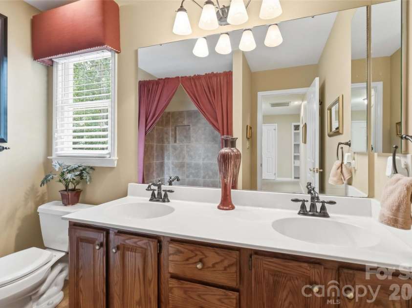 10536 Providence Arbours Drive, Charlotte, NC 28270.  MLS# CAR4397892, YatesRealty ID 35519. Secondary bath