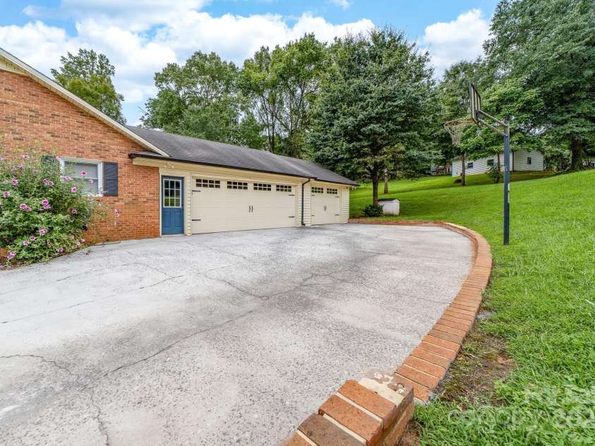 433 Central Avenue, Mount Holly, NC 28120.  MLS# CAR4297899, YatesRealty ID 35520. 