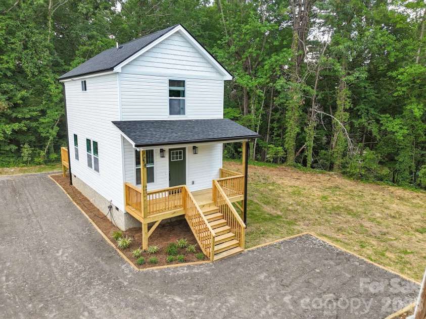 58 Taft Street, Black Mountain, NC 28711.  MLS# CAR4394214, YatesRealty ID 35523. 