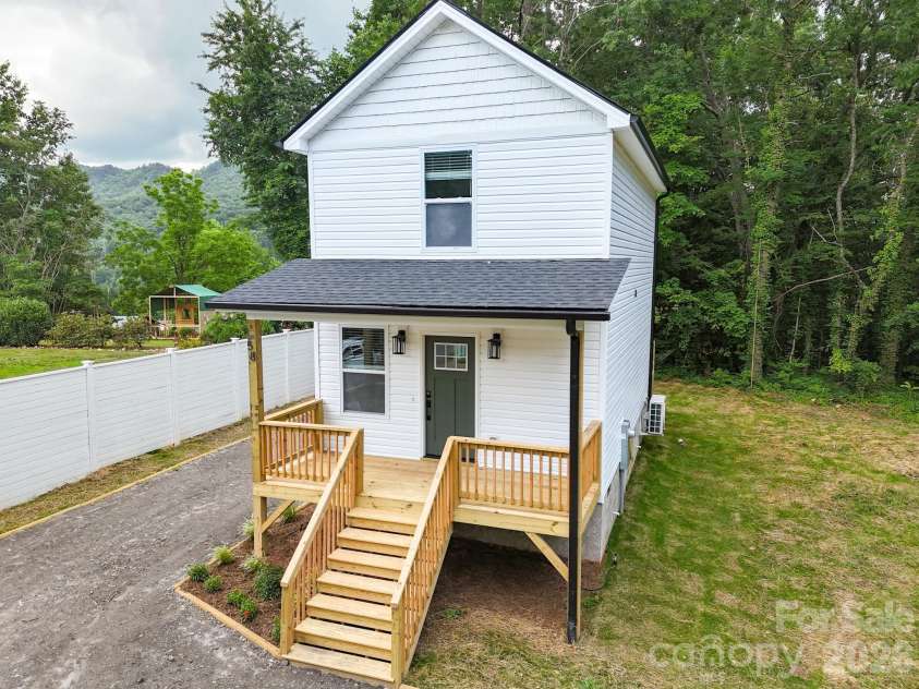 58 Taft Street, Black Mountain, NC 28711.  MLS# CAR4394214, YatesRealty ID 35523. 