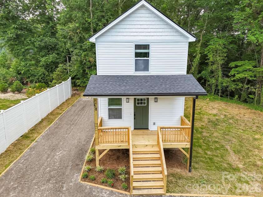 58 Taft Street, Black Mountain, NC 28711.  MLS# CAR4394214, YatesRealty ID 35523. 