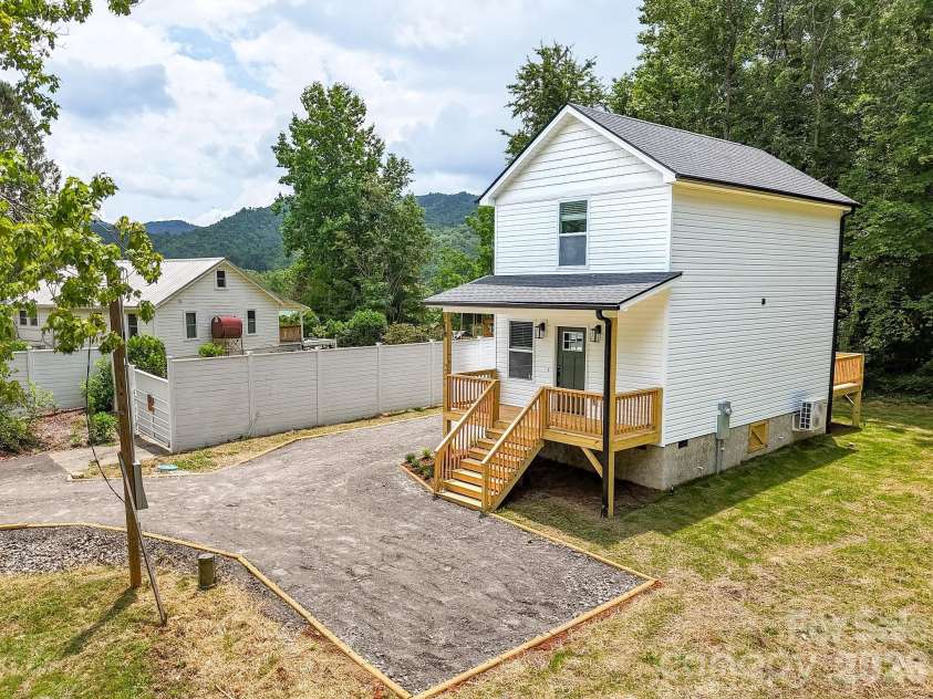 58 Taft Street, Black Mountain, NC 28711.  MLS# CAR4394214, YatesRealty ID 35523. 