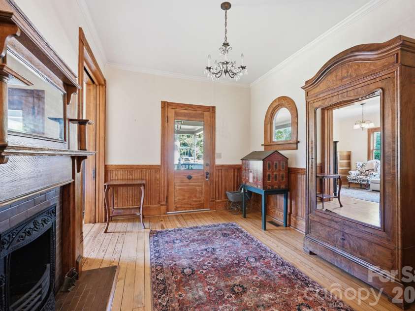 519 South Street, Davidson, NC 28036.  MLS# CAR4400565, YatesRealty ID 35525. Foyer