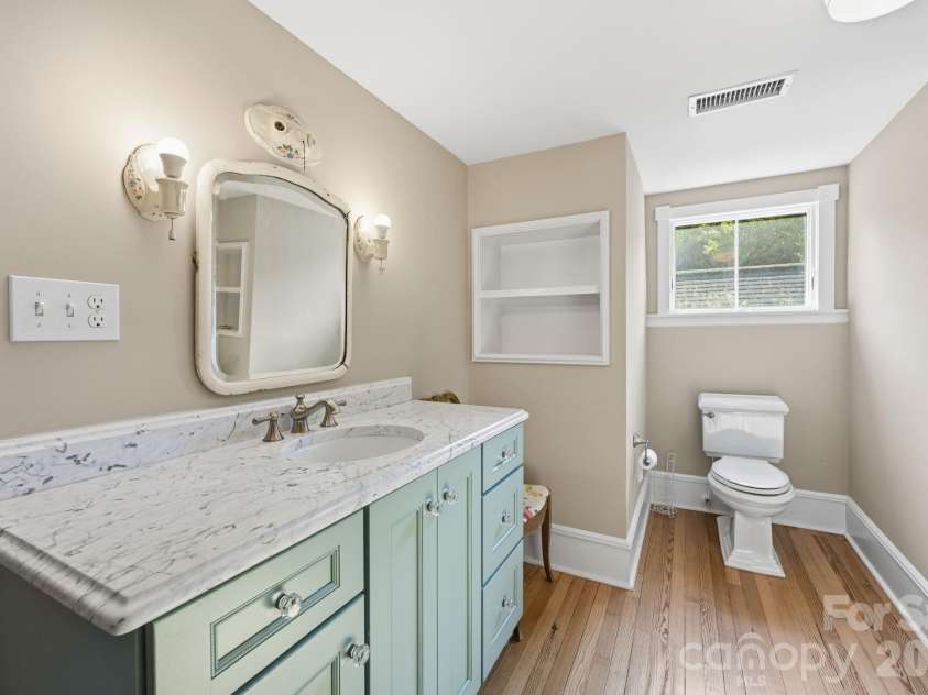 519 South Street, Davidson, NC 28036.  MLS# CAR4400565, YatesRealty ID 35525. Upstairs Hall Bath
