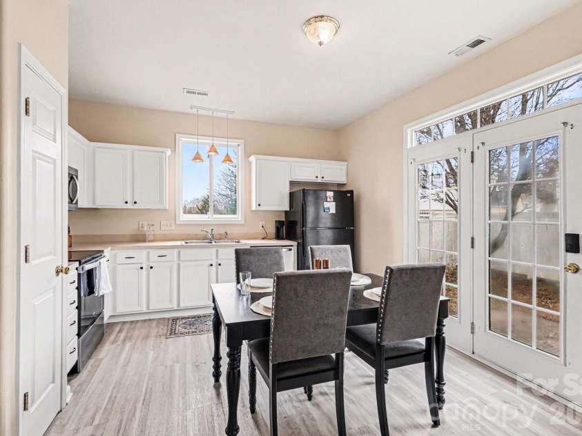 8601 Sawleaf Court, Charlotte, NC 28215.  MLS# CAR4400676, YatesRealty ID 35527. 