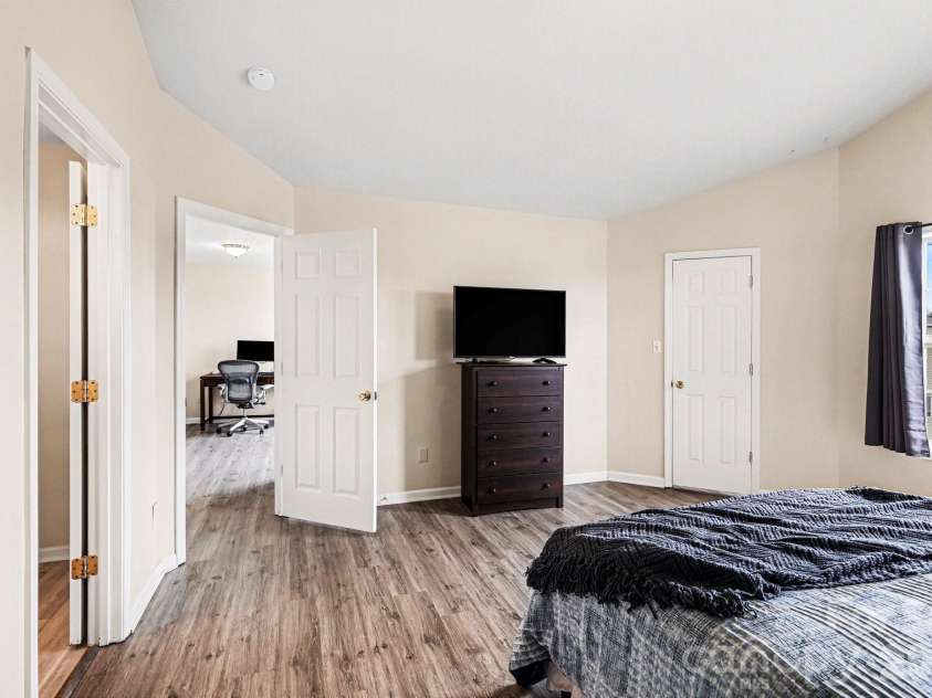 8601 Sawleaf Court, Charlotte, NC 28215.  MLS# CAR4400676, YatesRealty ID 35527. 