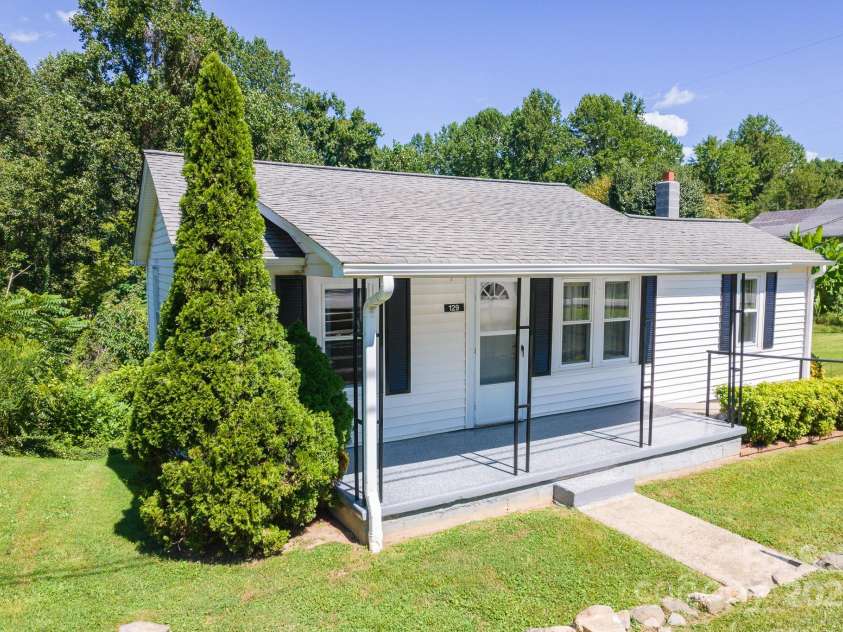 129 Seagle Street, Marion, NC 28752.  MLS# CAR4295739, YatesRealty ID 35529. 
