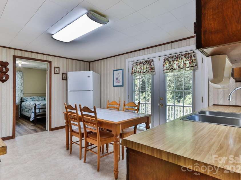 129 Seagle Street, Marion, NC 28752.  MLS# CAR4295739, YatesRealty ID 35529. 