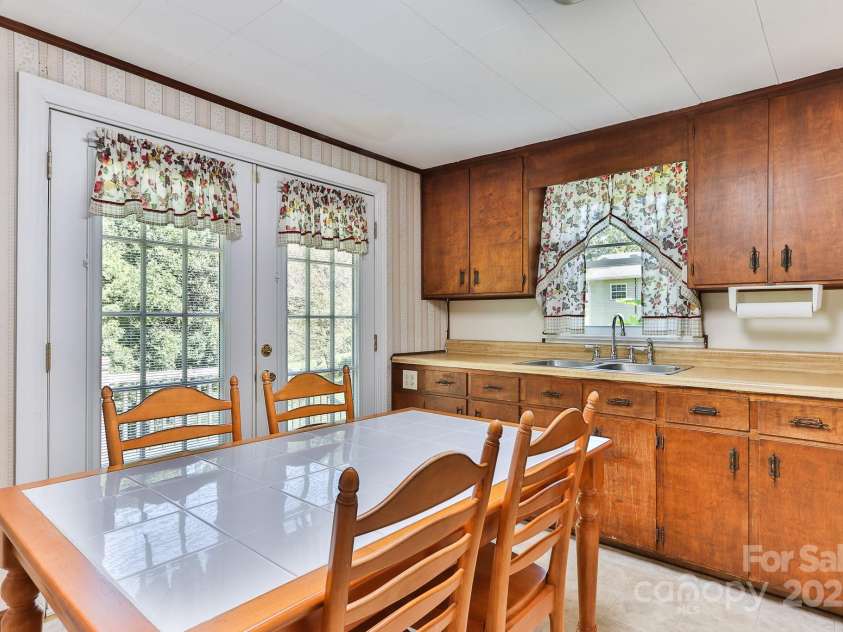 129 Seagle Street, Marion, NC 28752.  MLS# CAR4295739, YatesRealty ID 35529. 