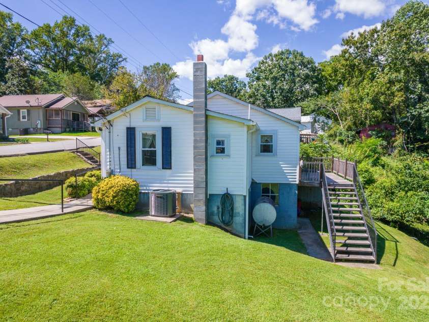 129 Seagle Street, Marion, NC 28752.  MLS# CAR4295739, YatesRealty ID 35529. 