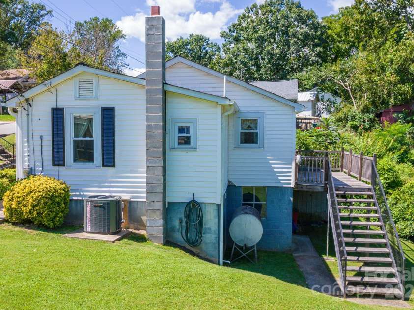 129 Seagle Street, Marion, NC 28752.  MLS# CAR4295739, YatesRealty ID 35529. 