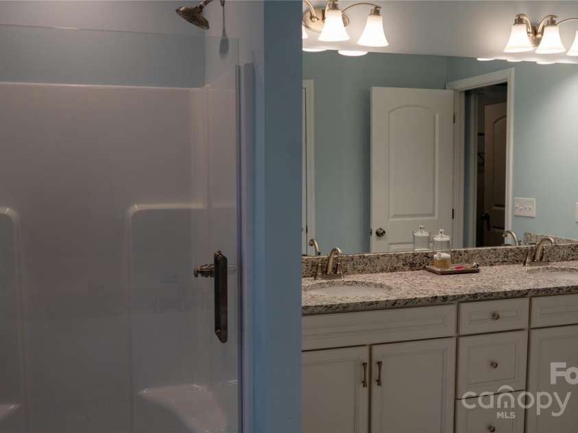 286 Foxcroft Drive, Asheville, NC 28806.  MLS# CAR4271230, YatesRealty ID 3553. Bathroom