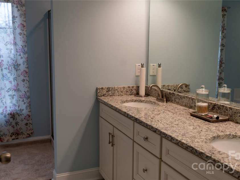 286 Foxcroft Drive, Asheville, NC 28806.  MLS# CAR4271230, YatesRealty ID 3553. Master Bathroom