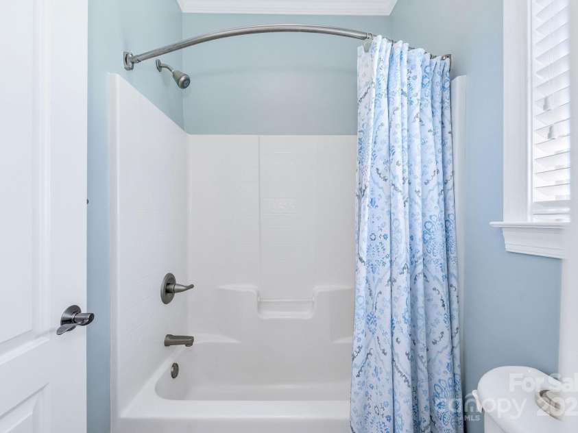 101 Cabana Drive, Mooresville, NC 28117.  MLS# CAR4293731, YatesRealty ID 35535. Hall bath