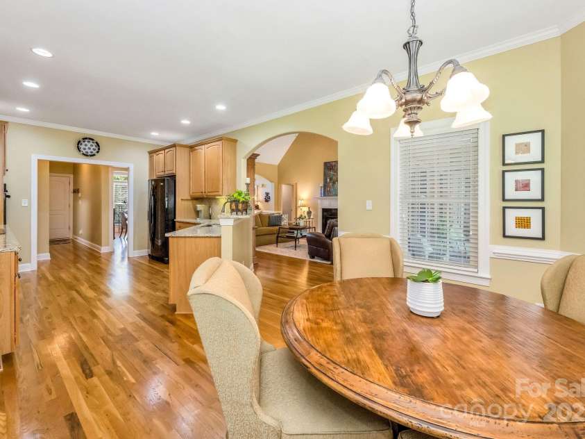 101 Cabana Drive, Mooresville, NC 28117.  MLS# CAR4293731, YatesRealty ID 35535. Sunny breakfast area and kitchen