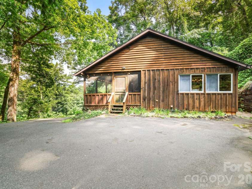 237 Biltmore Circle, Bryson City, NC 28713.  MLS# CAR4400933, YatesRealty ID 35538. 