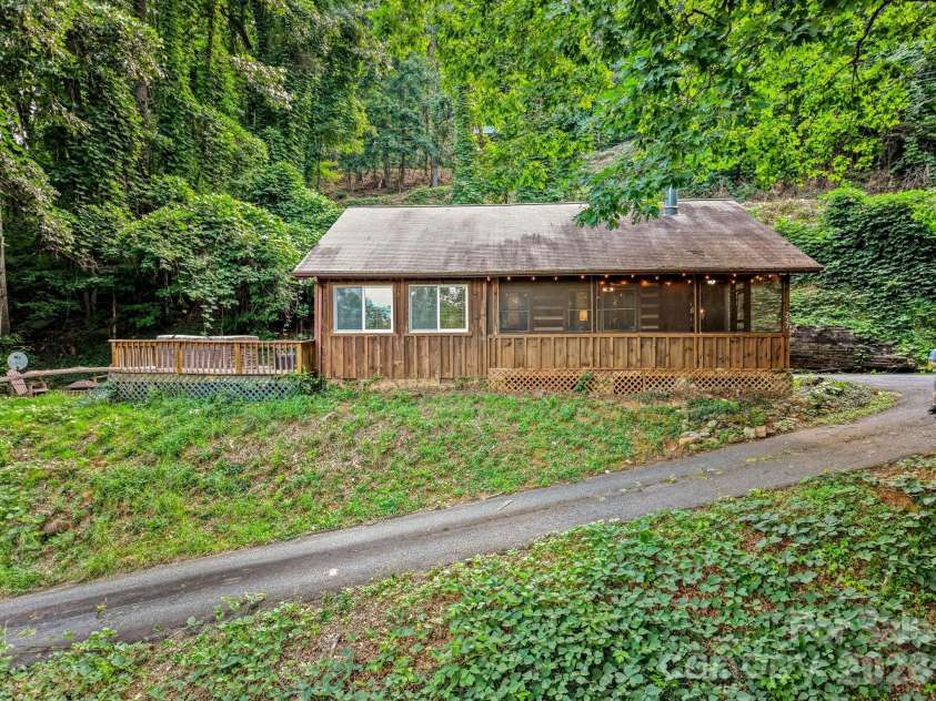 237 Biltmore Circle, Bryson City, NC 28713.  MLS# CAR4400933, YatesRealty ID 35538. 