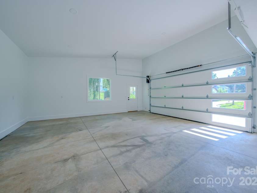 133 Grove Street, Asheville, NC 28801.  MLS# CAR4286313, YatesRealty ID 35540. 2 car garage