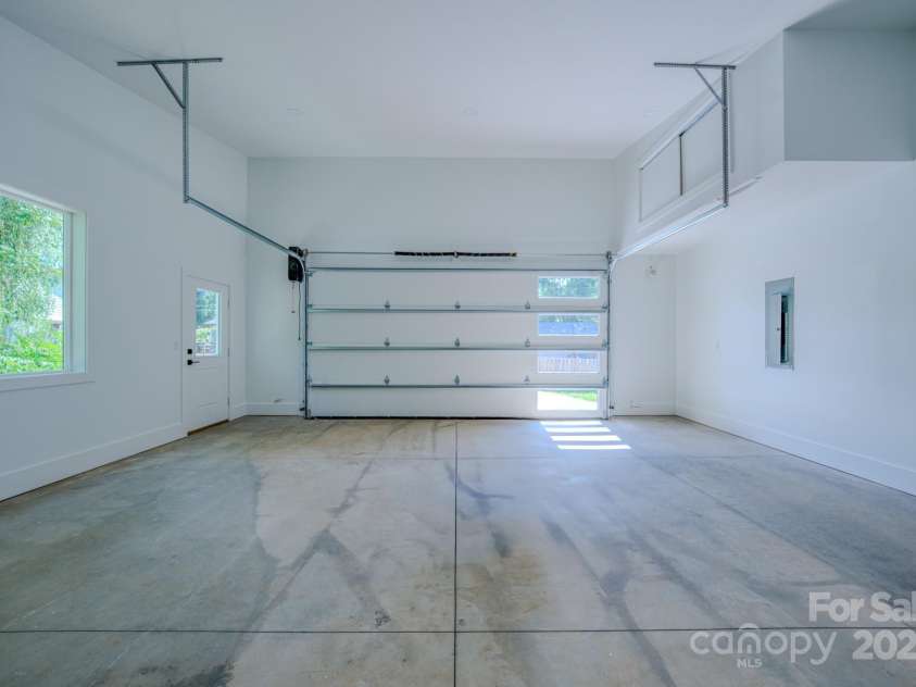 133 Grove Street, Asheville, NC 28801.  MLS# CAR4286313, YatesRealty ID 35540. 2 car garage