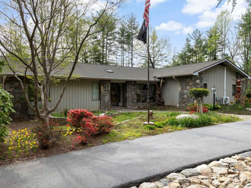 37 Hamilton Drive, Hendersonville, NC 28739.  MLS# CAR4372073, YatesRealty ID 35541. 