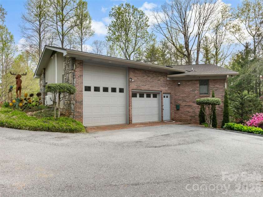 37 Hamilton Drive, Hendersonville, NC 28739.  MLS# CAR4372073, YatesRealty ID 35541. 