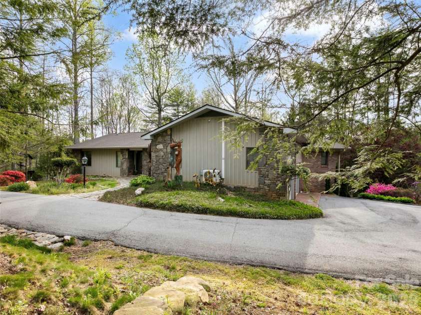 37 Hamilton Drive, Hendersonville, NC 28739.  MLS# CAR4372073, YatesRealty ID 35541. 