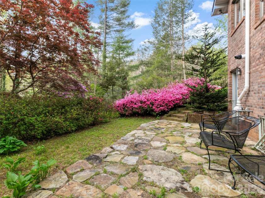 37 Hamilton Drive, Hendersonville, NC 28739.  MLS# CAR4372073, YatesRealty ID 35541. 