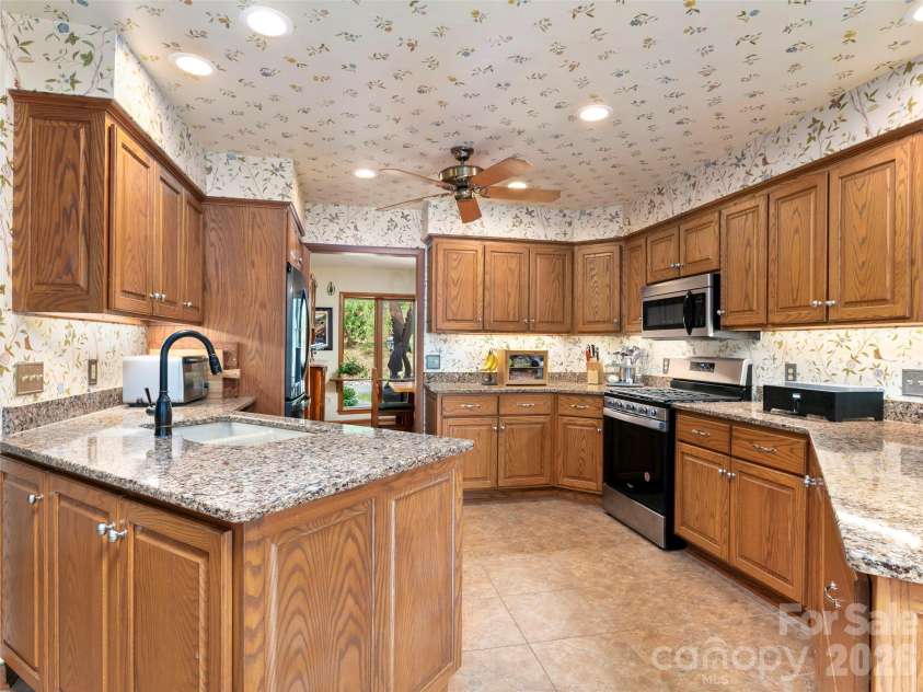 37 Hamilton Drive, Hendersonville, NC 28739.  MLS# CAR4372073, YatesRealty ID 35541. 